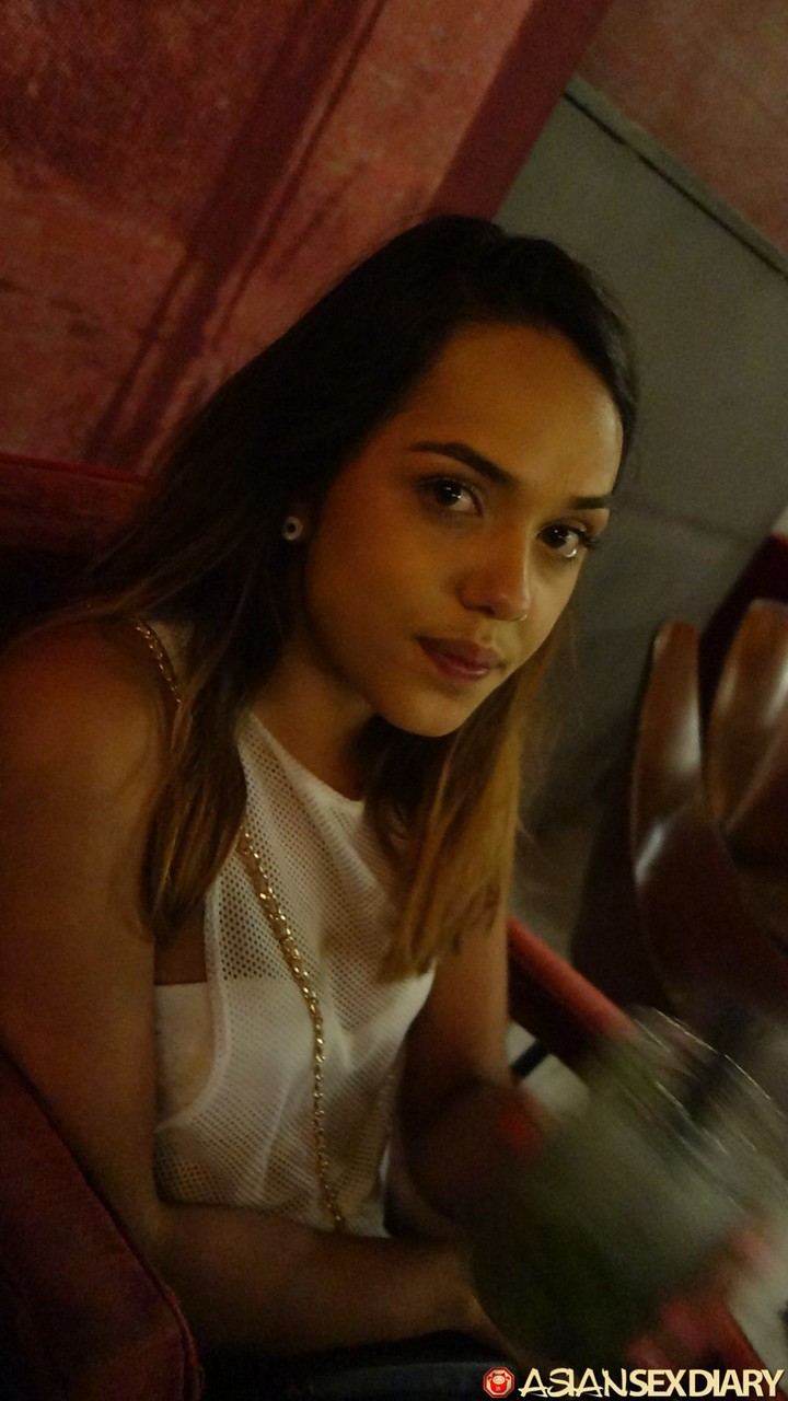 小柄な素人アエダが脱衣し、大きなお尻を見せてPOVセックスを楽しむ