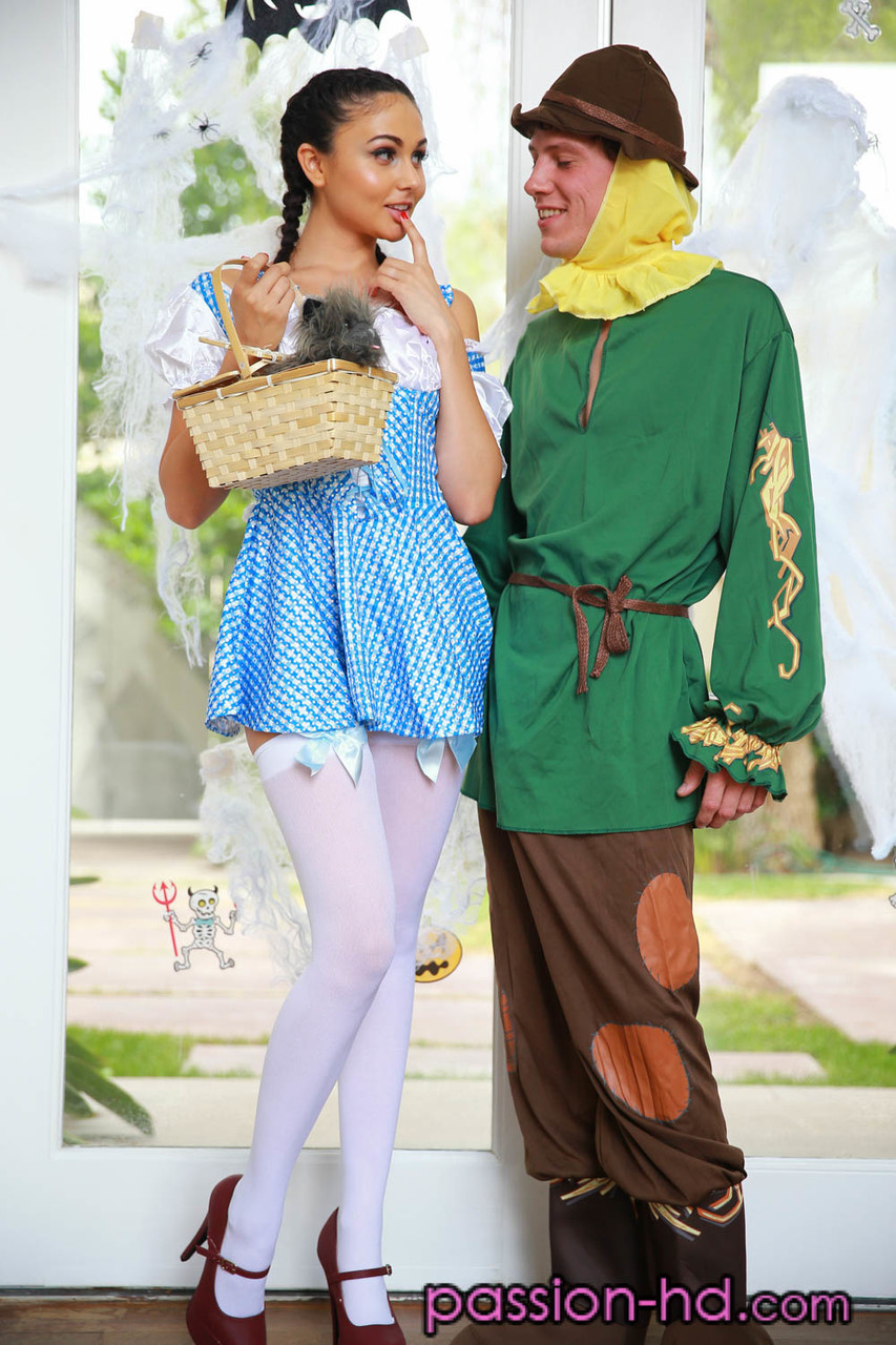 Ariana Marie, 美腿黑发少女, 在桃乐丝服装中展现剃毛的阴部