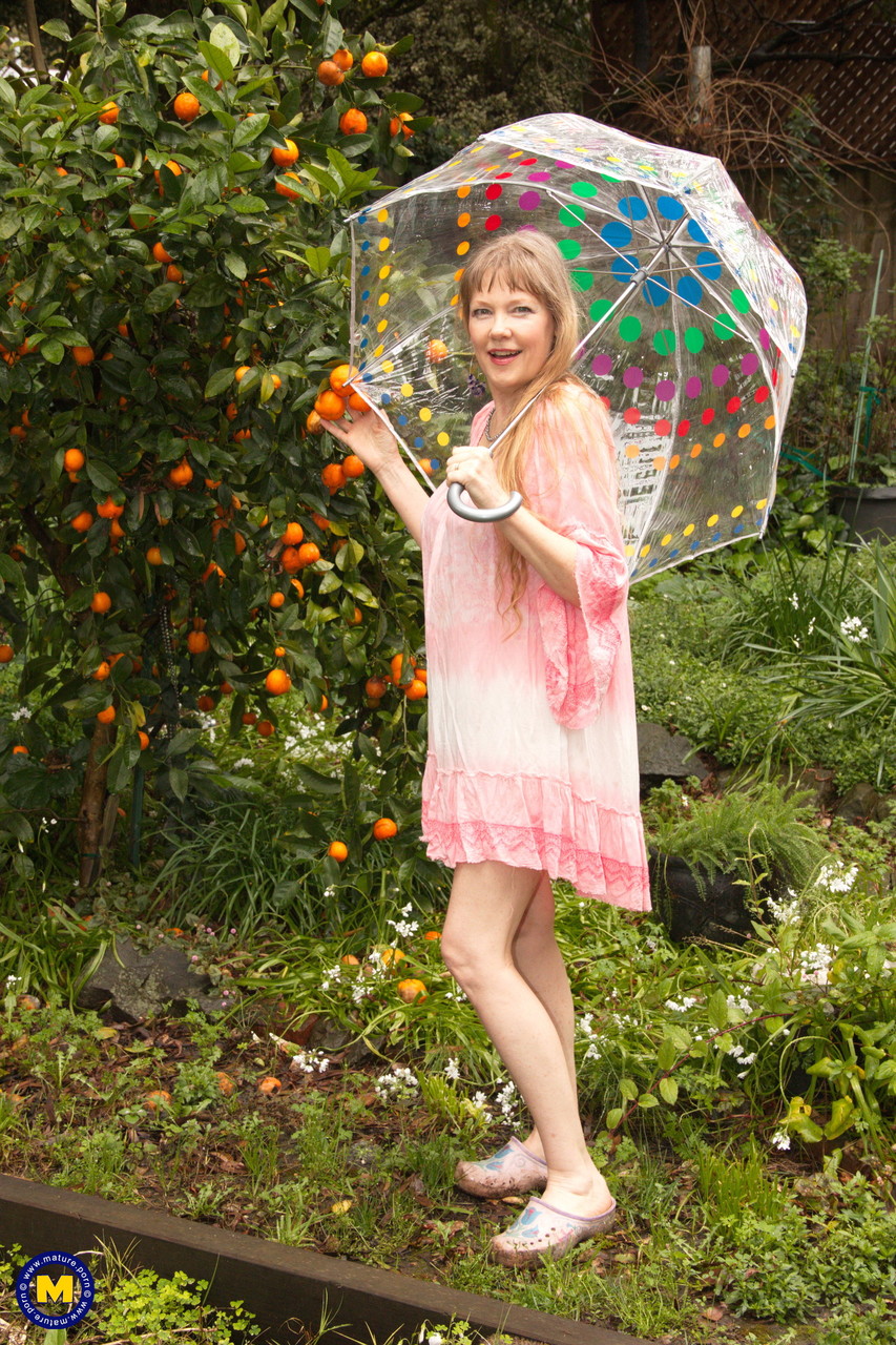 业余成熟Lilli White在雨天大秀深沟与翘臀