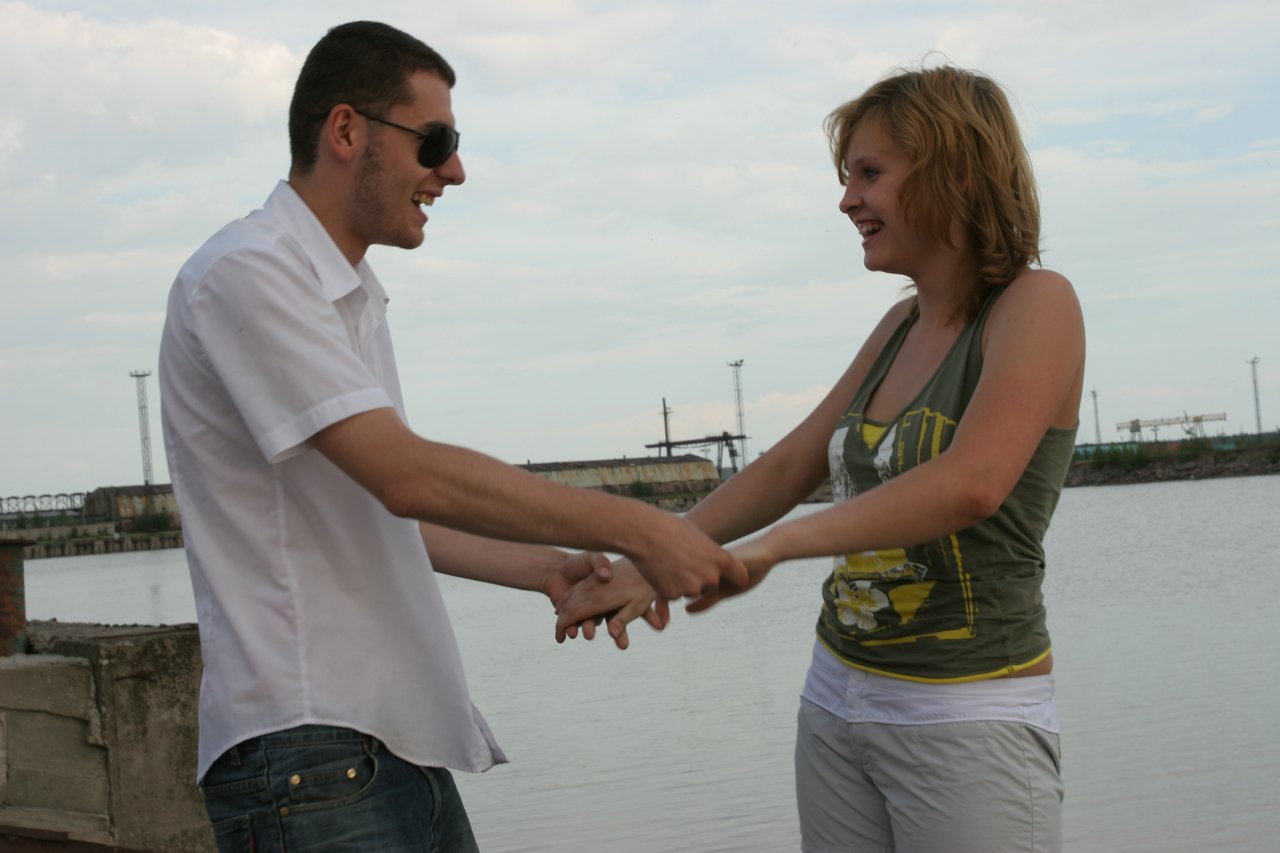 ルーダB、いたずらな素人ティーン、廃屋で2人の見知らぬ男に犯される