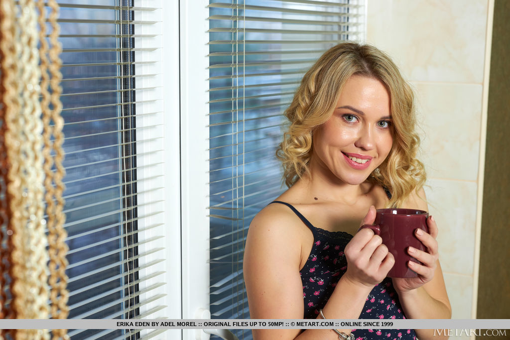 金髪ティーン Erika Eden が黒のニーハイソックスでベッドで裸