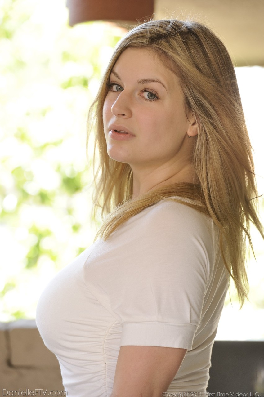 الشقراء الجذابة ذات الصدر الكبير دانييل تكشف عن صدرها الكبير وتفتح كسها في الأماكن العامة