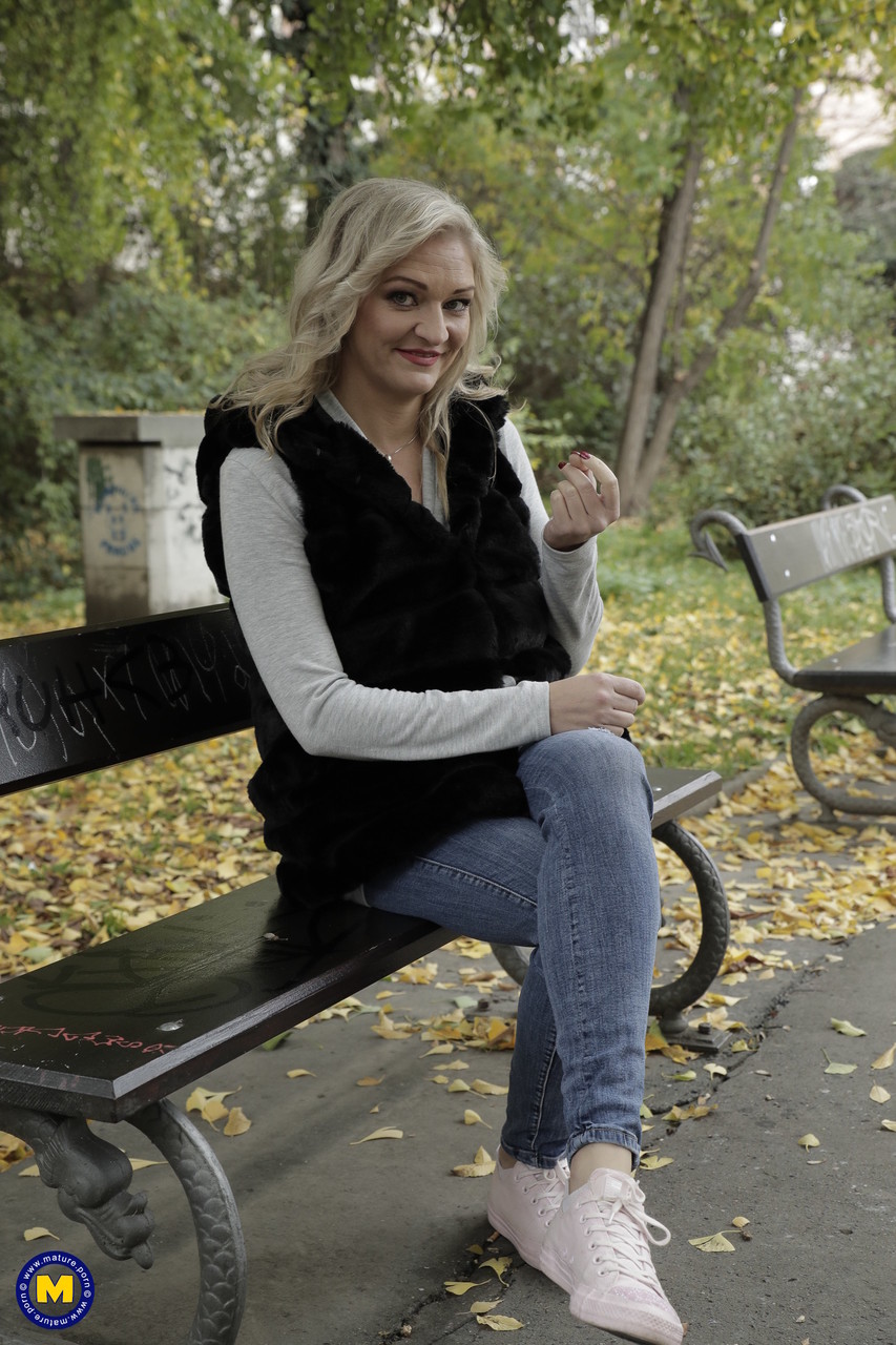 金髪美熟女スバナ・グランデが熟したマ○コを犯され巨尻に射精される