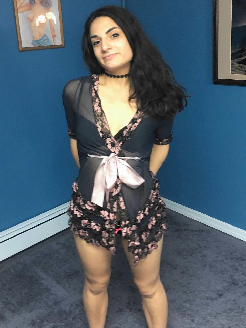 バイオレットスカイ、褐色美少女がチンポをフェラし、美味しいお尻を披露