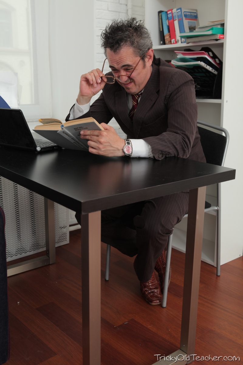 小学生英伽和妮娜被淫荡的老教师操控