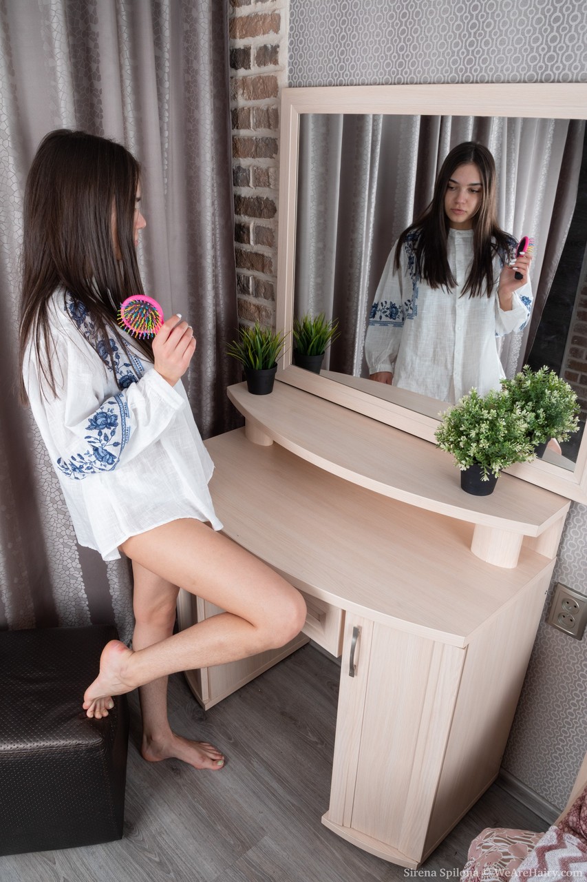 可爱的俄罗斯少女 Sirena Spilona 脱下衣服并梳理她毛茸茸的阴道