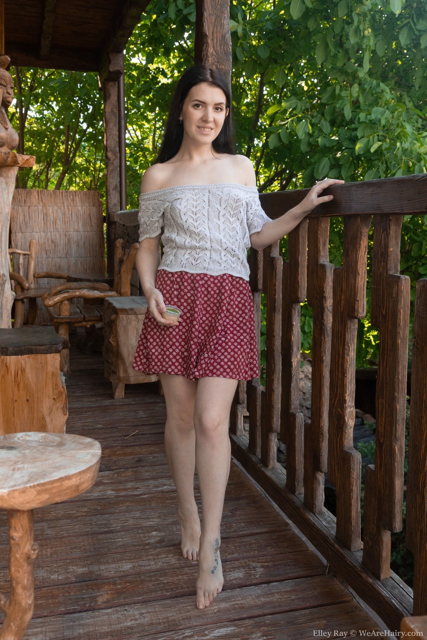 业余少女拥有毛茸茸的腋窝艾莉蕾玩弄她的丛林独自