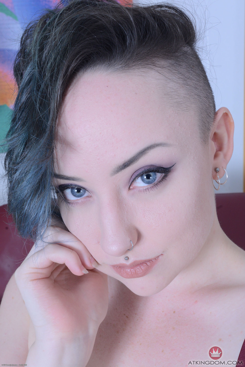 セクシーな赤ちゃんブラスが彼女の愛らしい乳房を見せ、彼女の誘惑的なピンクな膣を広げる