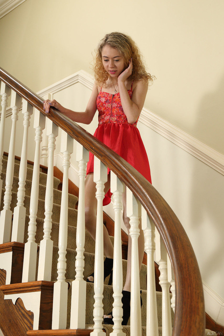 Lockige Teenagerin Allie Addison Dehnt Ihre Feuchte Muschi In Einem Solo