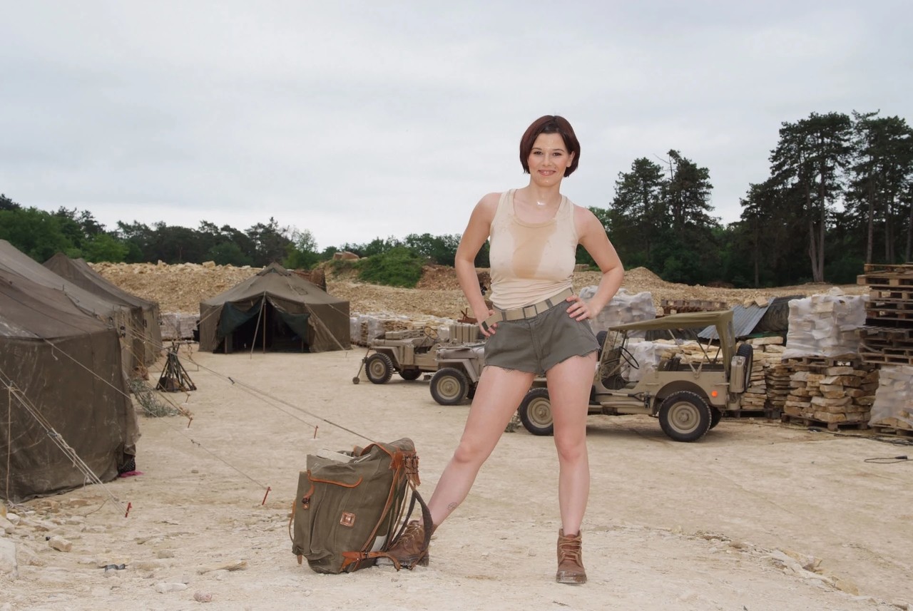 Sexy Europäische Armee-Rekrutiert Streift Im Militärlager Sich Aus Und Zeigt Große Brüste