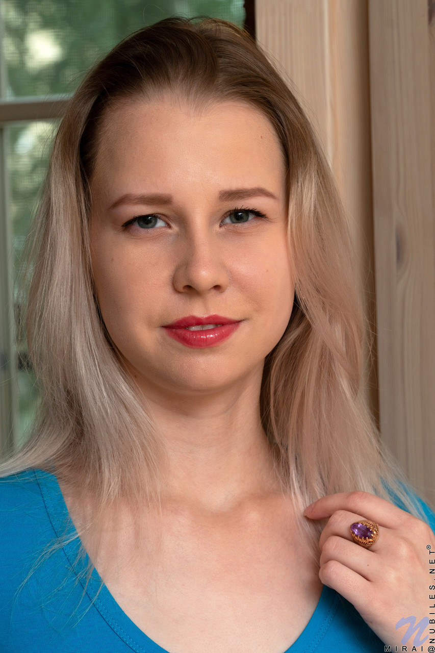 Blonde Schönheit Mirai Mit Natürlichen Brüsten Masturbiert Und Enthüllt Ihre Nasse Muschi