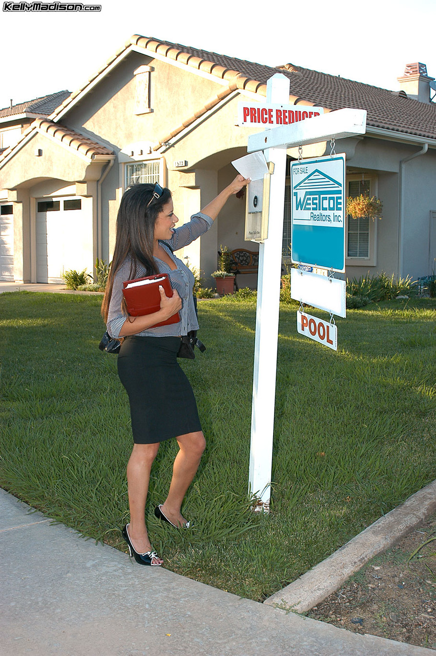 Agent Immobilier Bien En Chair Alexis Silver Suce Des Gros Seins Et Baise En Trio