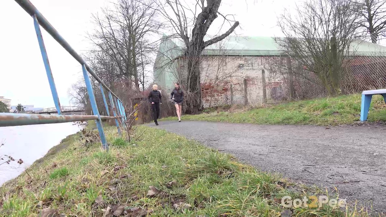 Antonia Sainz Aur Vanessa Hell Raste Par Peshaab Karne Ke Liye Uthak Baithak Karti Hain