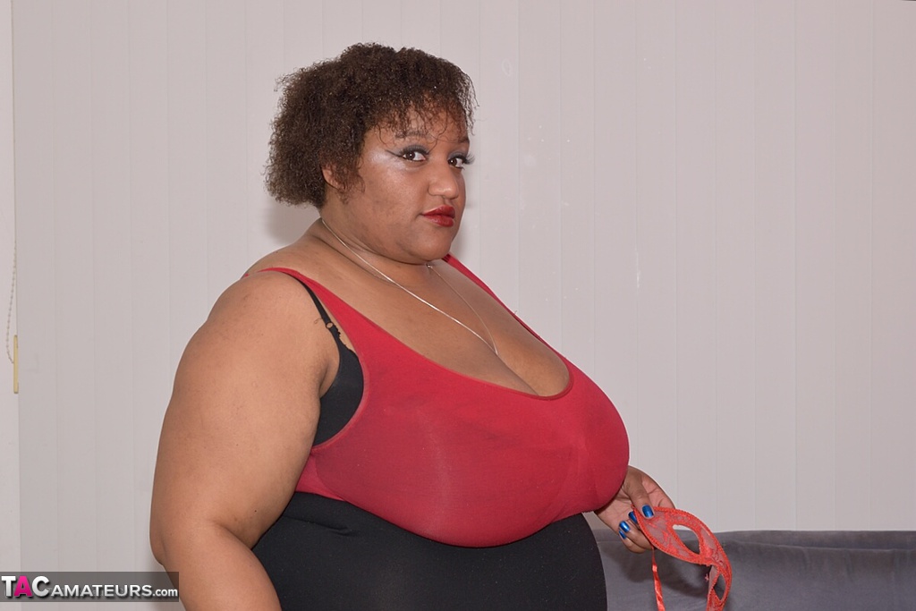 カーブド黒人アマチュア太ったバニーBが網タイツをはいて膣を剃る