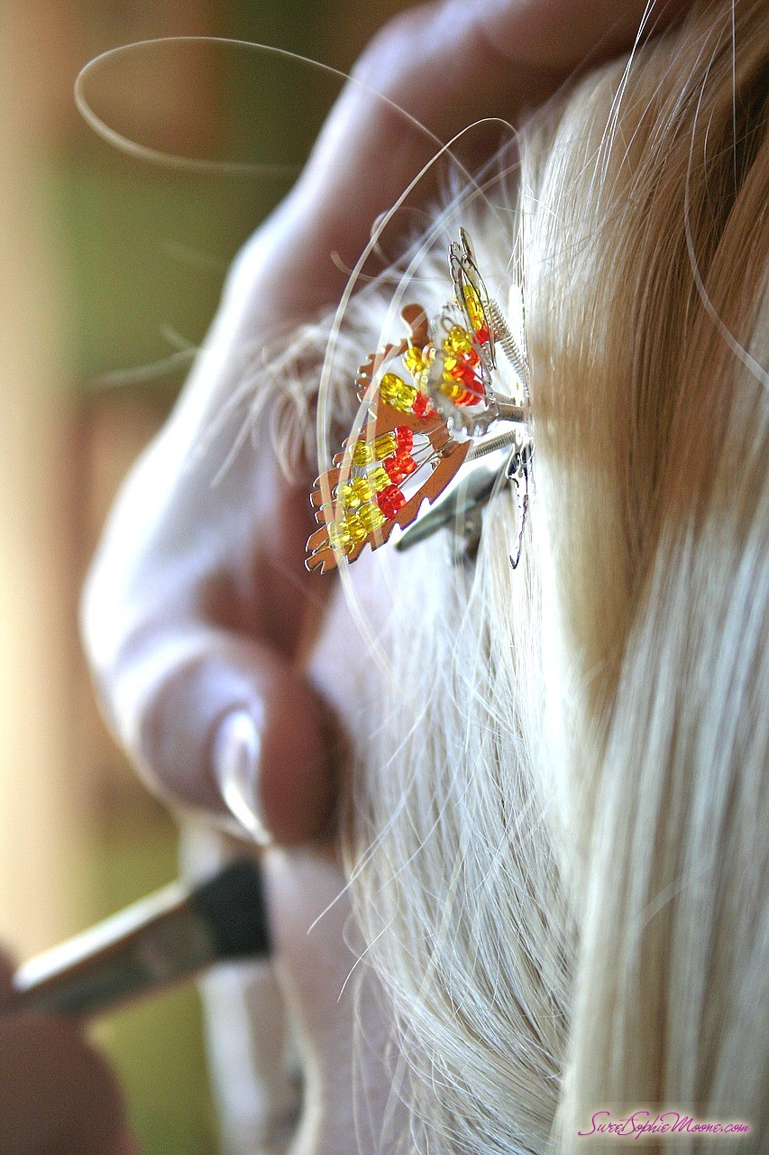 Лесбийское Лизание Ног С Sophie Moone И Sindy На Диване