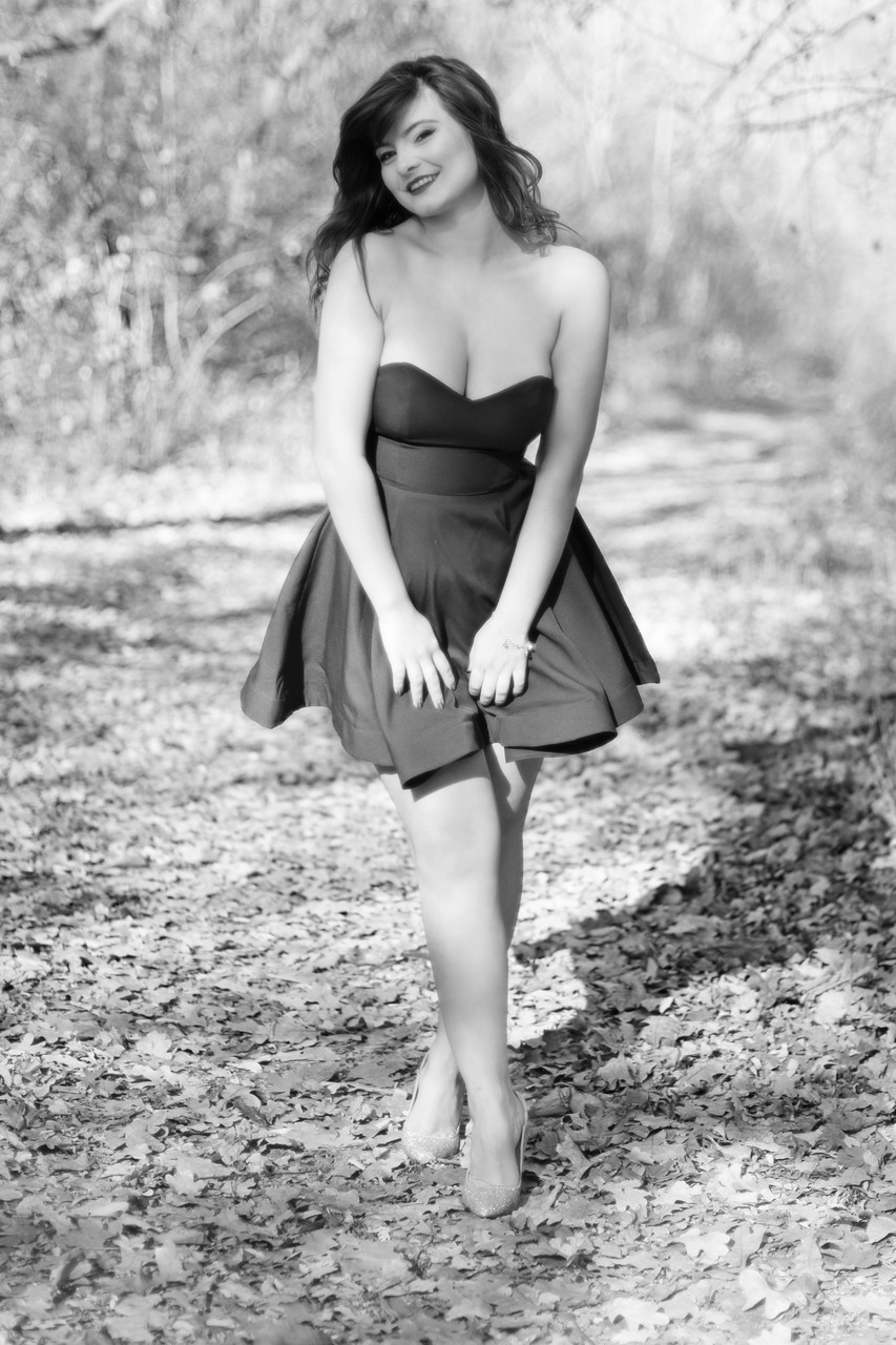 La Belle Carolina Rayne Pose En Robe Et Talons Dans La Forêt