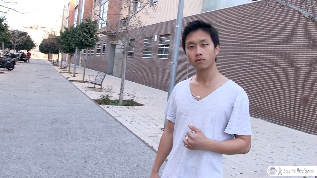 نجمة البورنو اليابانية ميوكي سون تُمارس الجنس الفموي في جماع أربعة