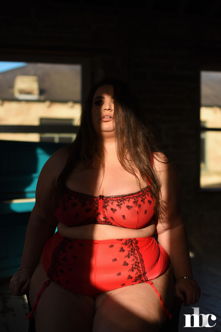 السمراء الممتلئة يازمين فوكس تخلع ملابسها الداخلية وتعرض ثدييها الطبيعيين