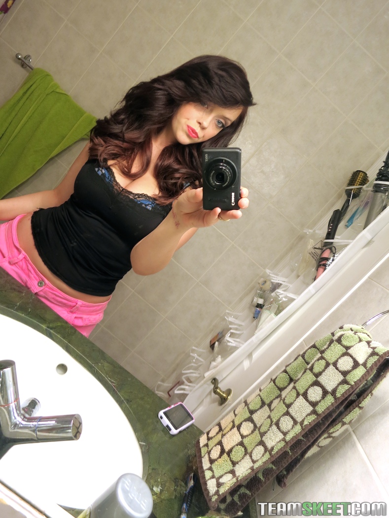 迷人的棕发少女在 pov 乳交前自拍天然大奶