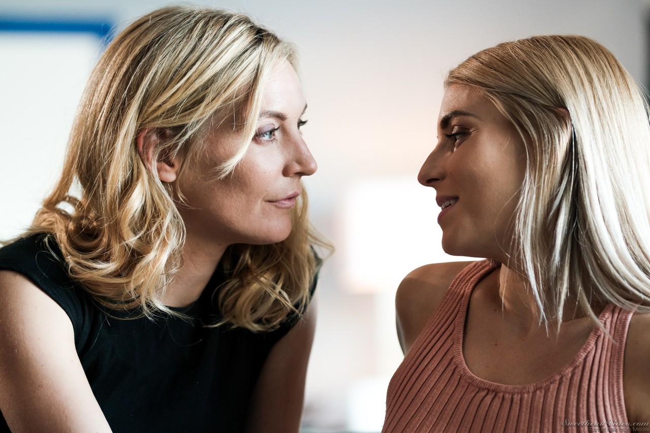 金髪レズビアンのモナ・ウェールズとニッキー・ピーチがクンニリングスの前後にキスをする