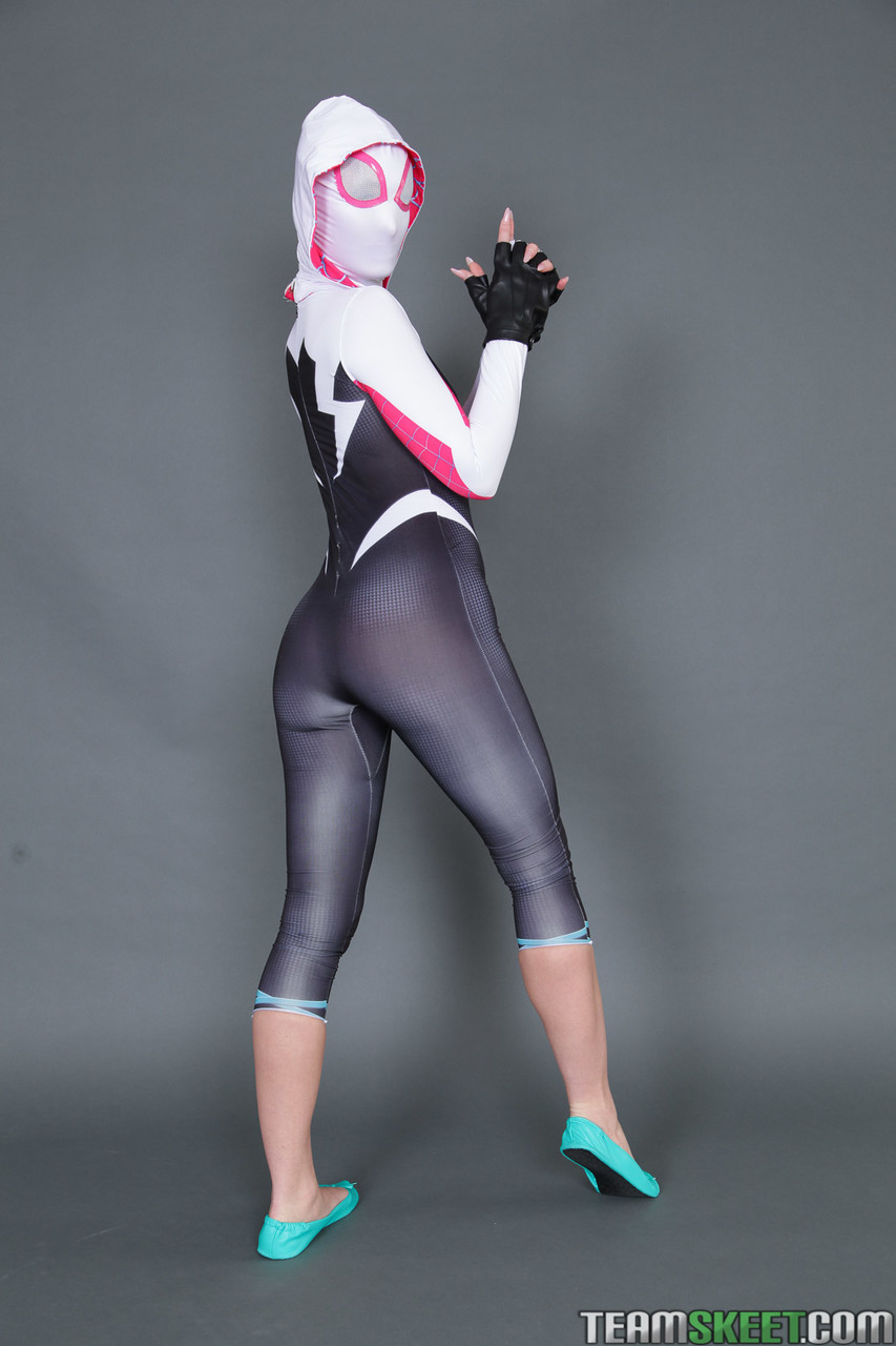 スリムでセクシーなデイジー・ストーンがヒーロー制服を脱いで犯される