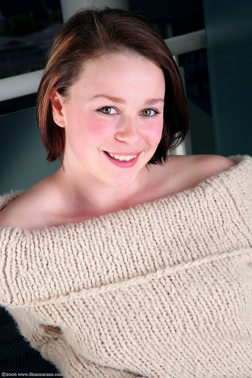 高加索裸体业余爱好者展示棉质内衣的着陆条迷你裤