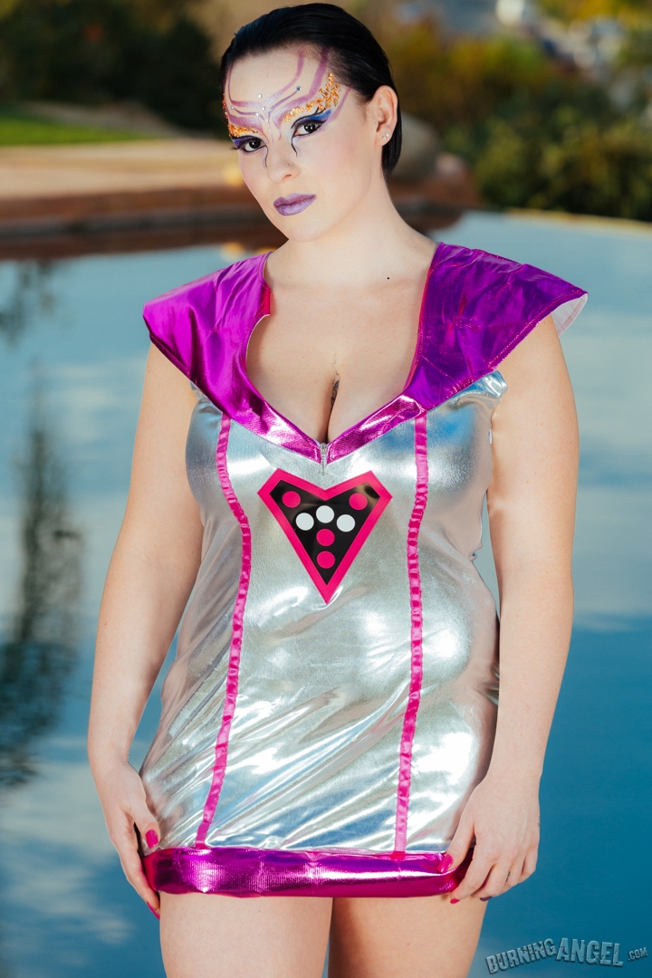 Thick Tattooed Model Axis Evol Flaunts Big Ass By Water