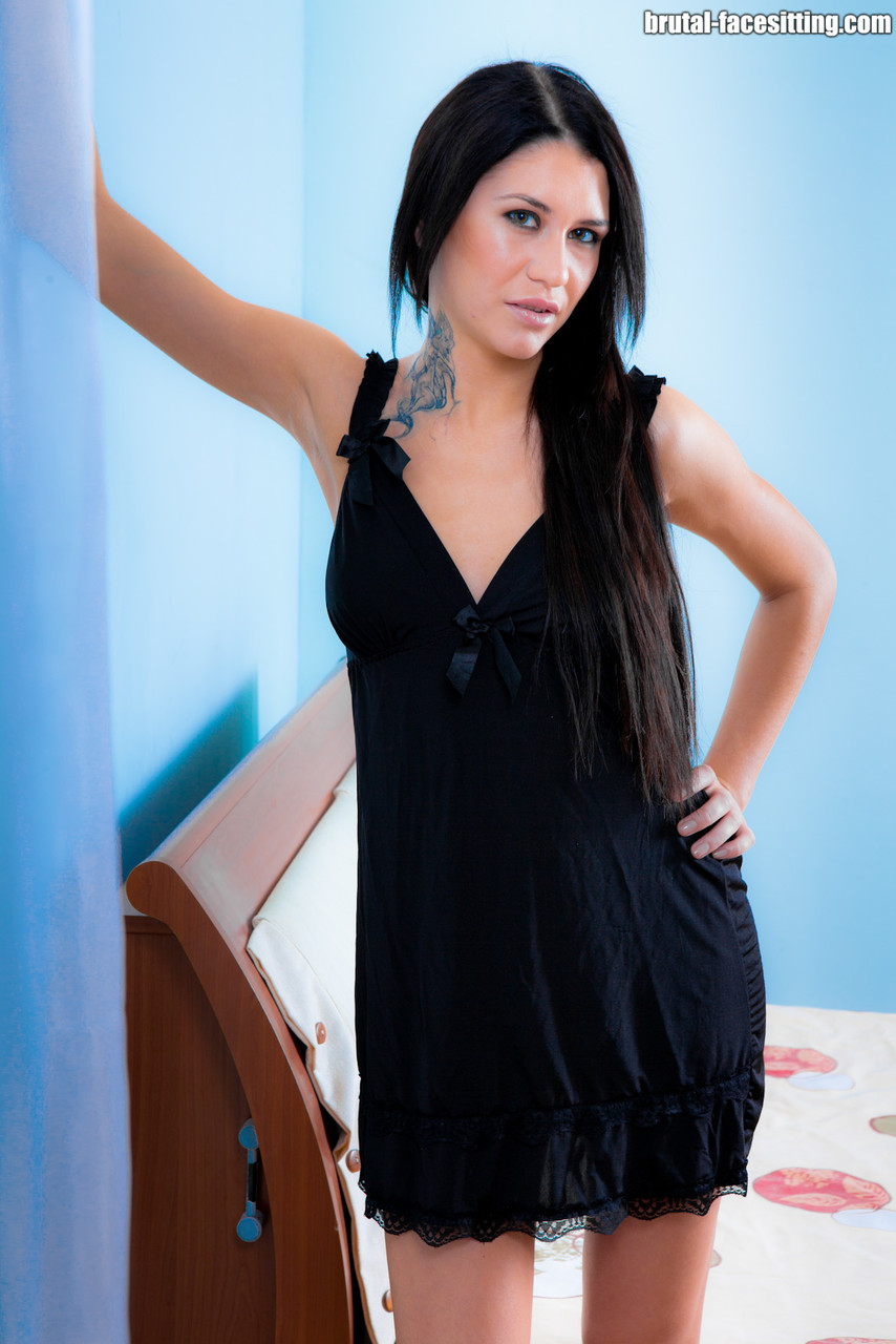 सांवली सुंदरी दास लड़के पर चेहरा बिठाते हुए कनिलिंगस कर रही है