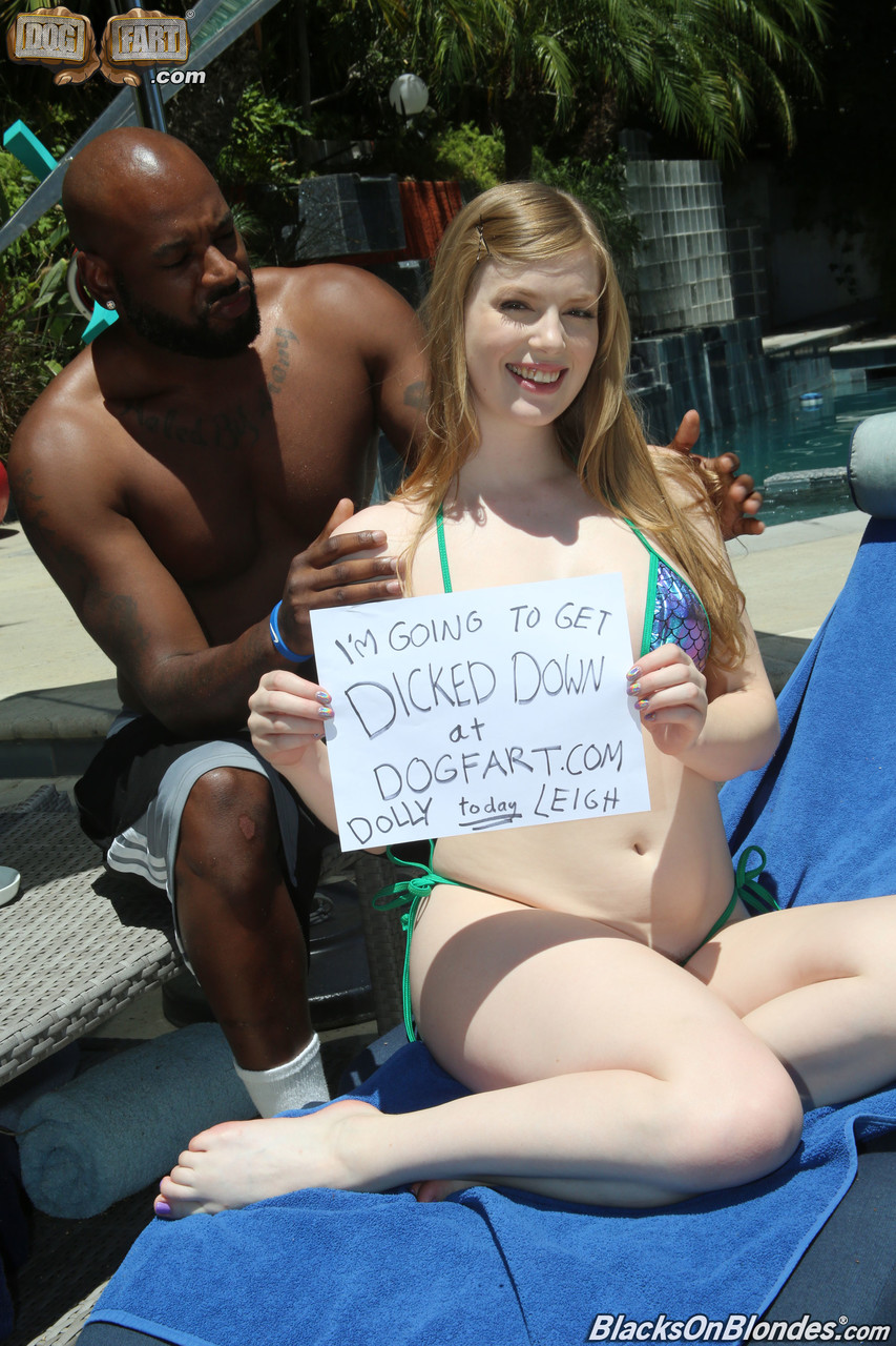 الشقراء ذات الثديين الطبيعيين دولي ليه تلعب بجانب المسبح