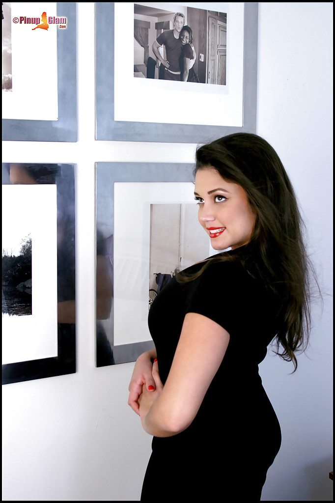 Schöne Busige Schönheit Posiert Um Ihren Umwerfenden Körper Zu Zeigen