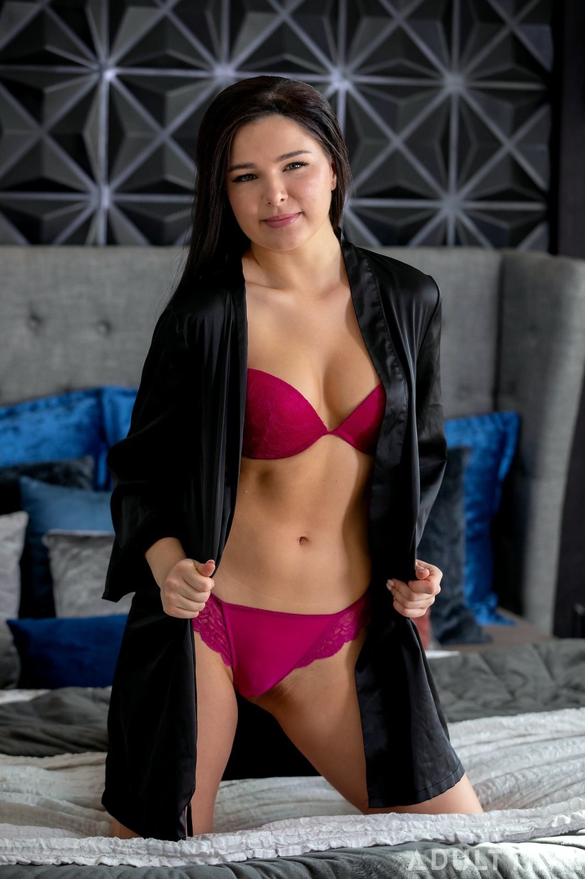 सेक्सी भूरी बालों वाली एमिली F को कठोर चुदाई और बड़े चूतड़ पर कमशॉट मिलता है