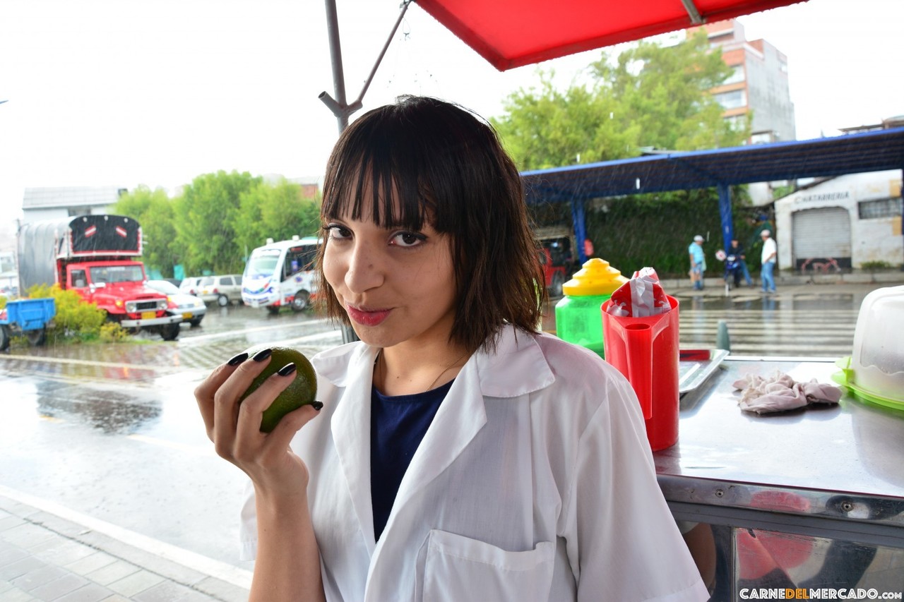 Junge Kolumbianische Teenagerin Enthüllt Ihre Gepiercten Natürlichen Titten Während Sie Nackt Posiert