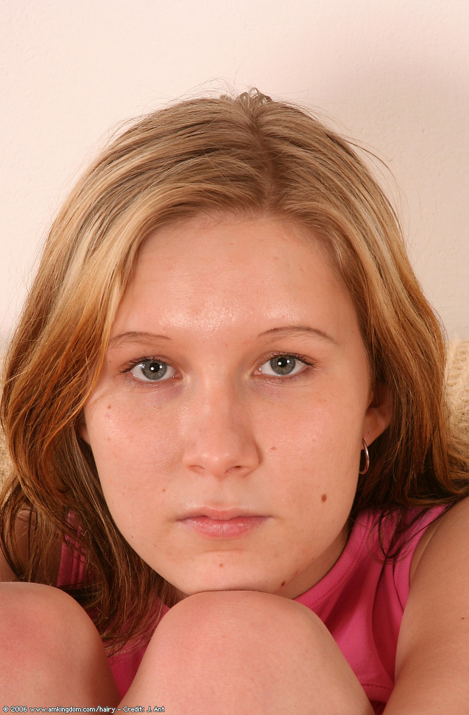 可愛い素人美少女エラが超毛深いマンコを指や玩具で弄んでいる