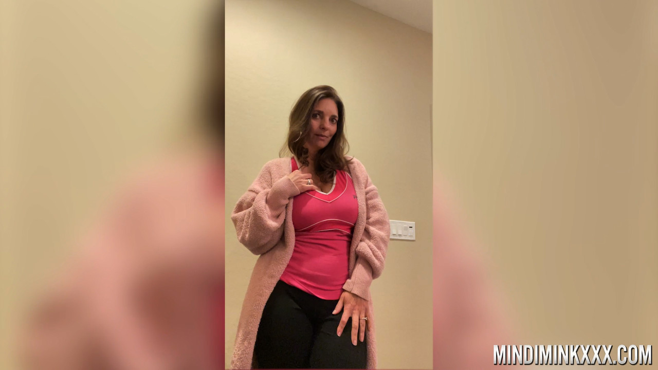 孤独なアメリカのマママインディ・ミンクがソロで服を脱ぎ、大きな胸を見せる