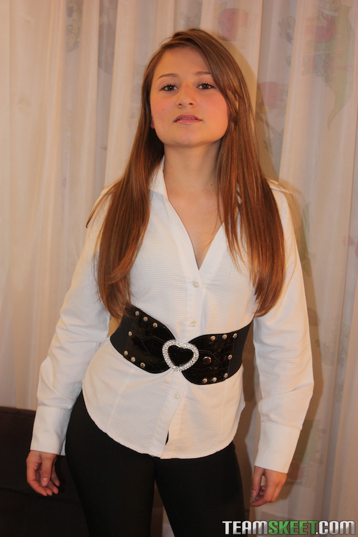 娇小无辜的Angee Ariza展示她可操的屁股和小奶子