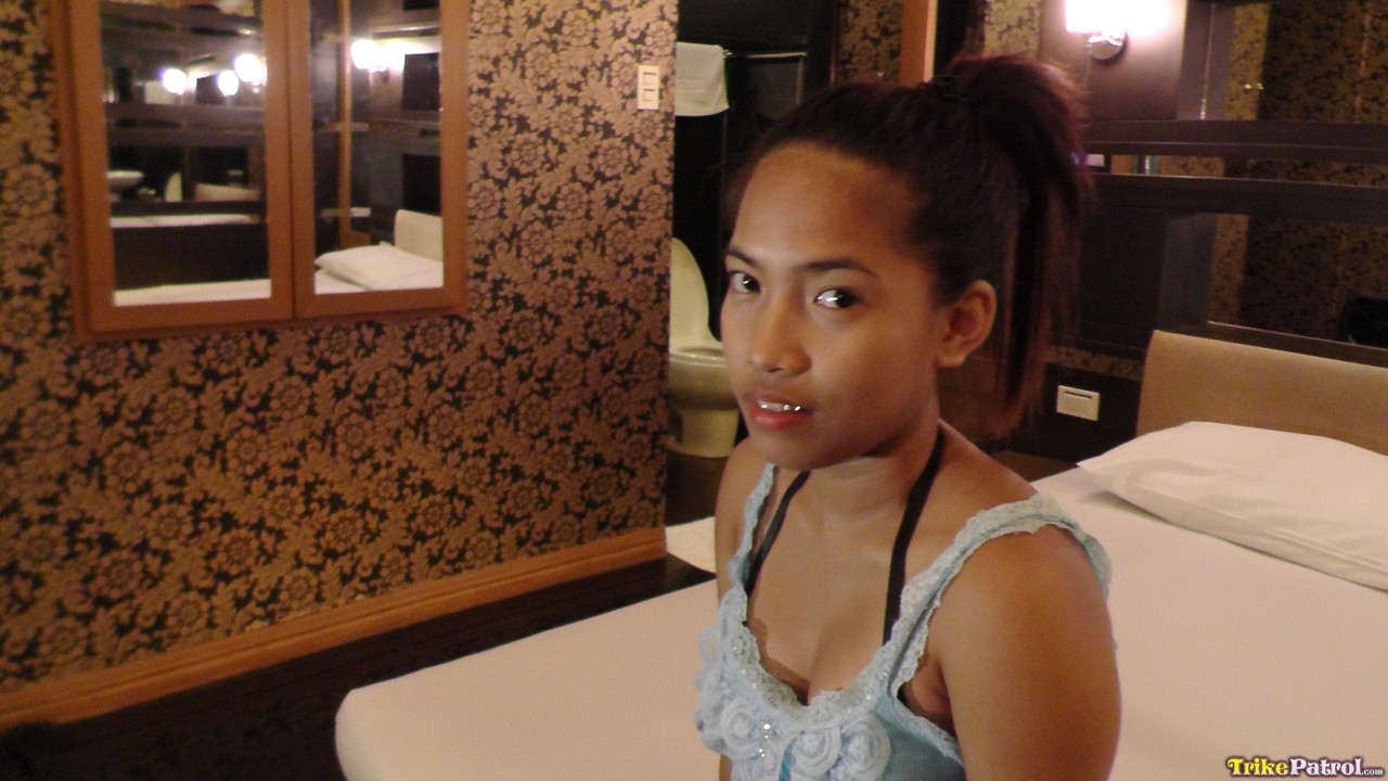 可爱的菲律宾女孩Iday Driz在激烈POV性爱后接受颜射