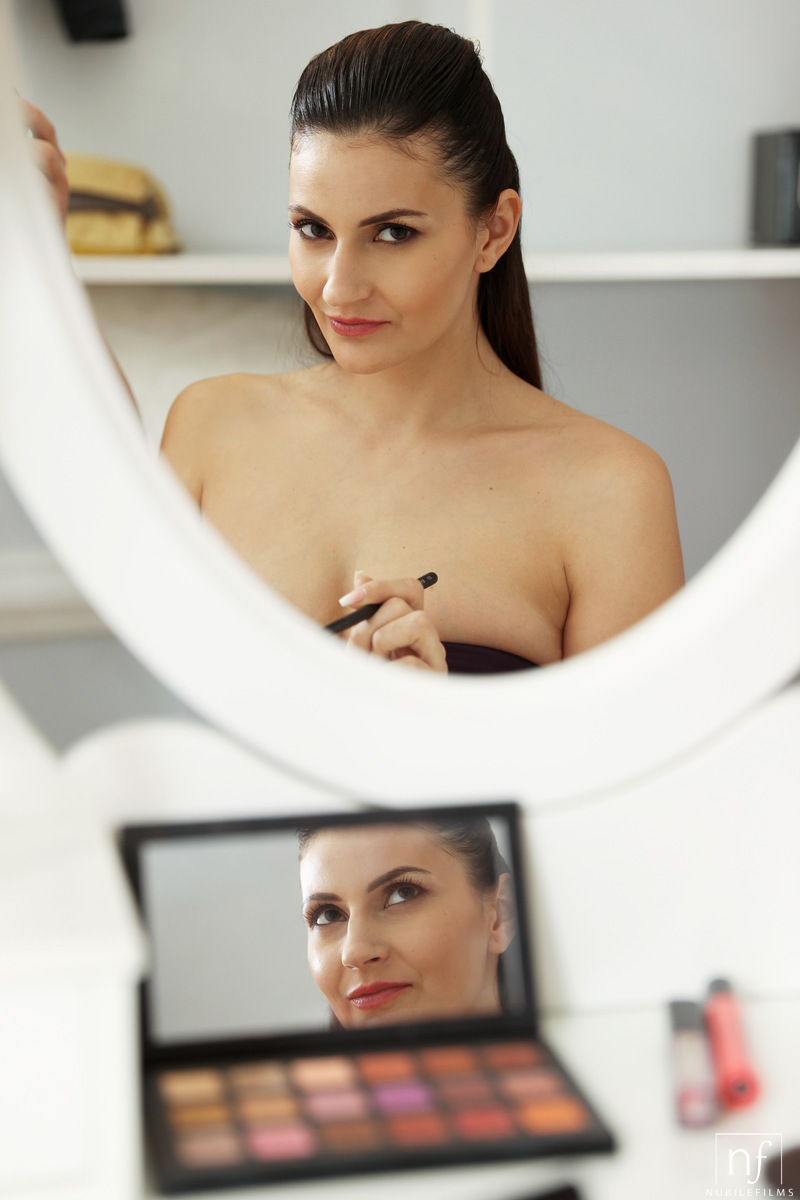 टिनी टिना बिना स्ट्रैप की ड्रेस और हील्स पहनकर पुरुष मित्र को लुभाती है