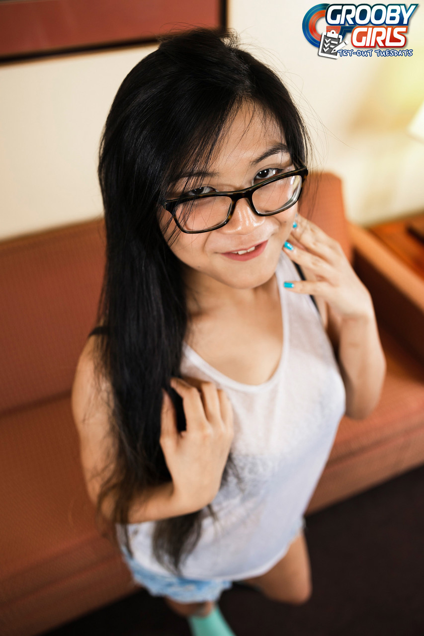 नग्न ट्विली टिवियन इन ग्रूबी गर्ल्स