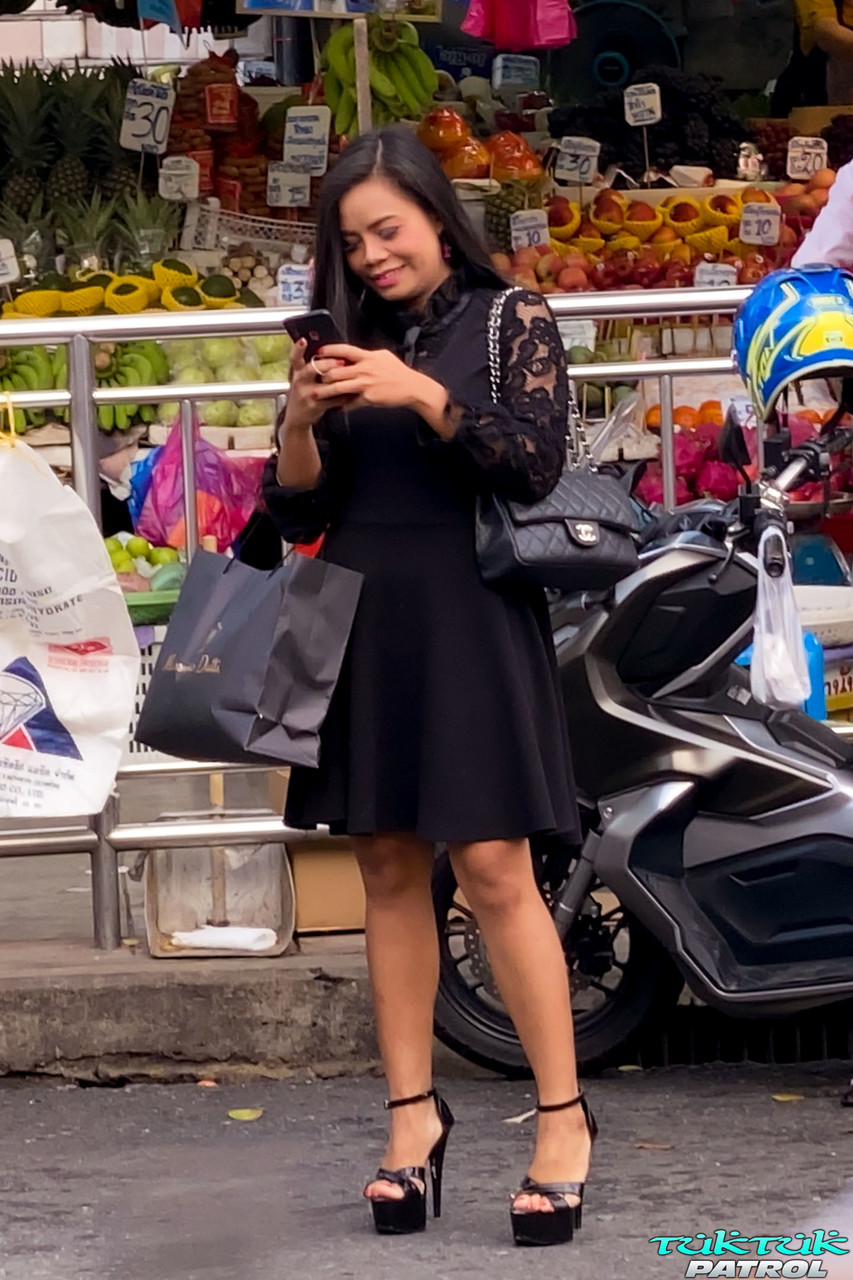 アジアの美女バービーBがセクシーな体を見せてPOVで激しくされる