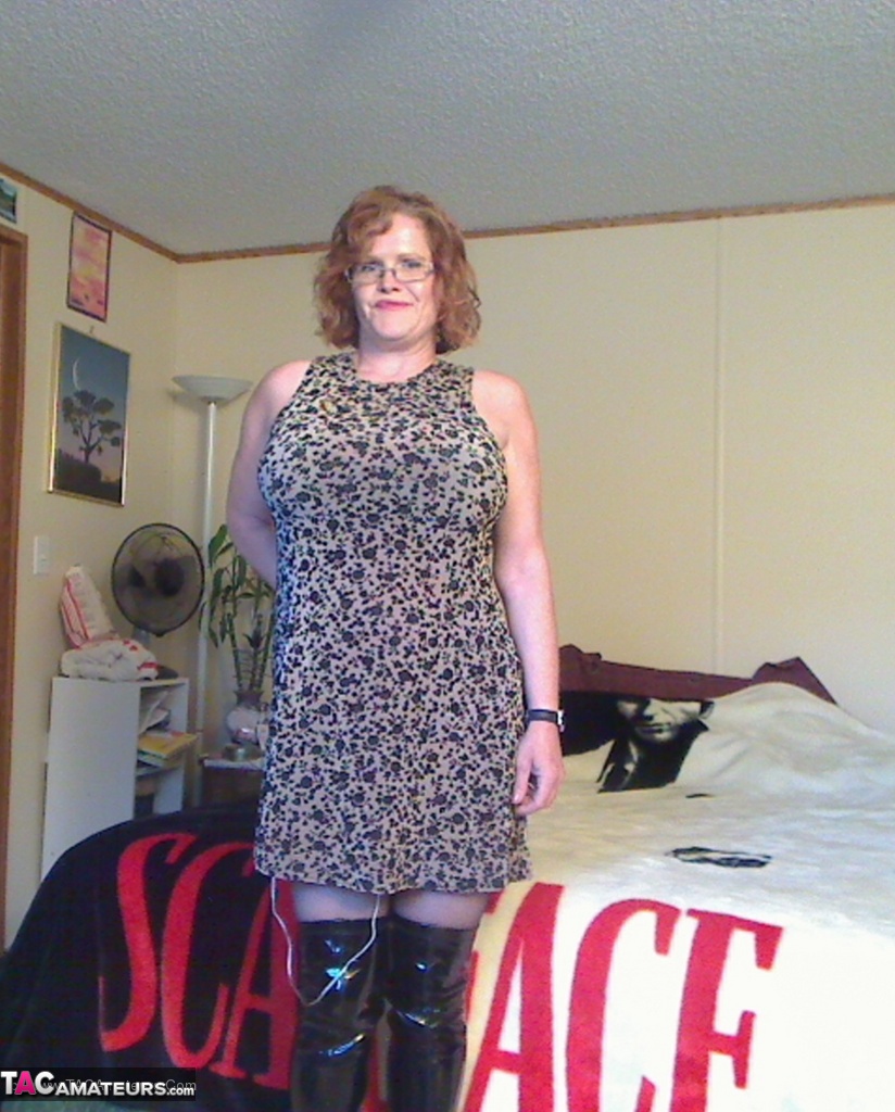 赤毛の人妻ミーシャがアナルディルドプレイ前に巨乳を披露