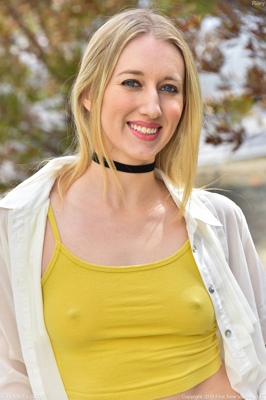 いたずらな素人レイリーが屋外でポーズをとって大きなお尻と小さなおっぱいを見せびらかす