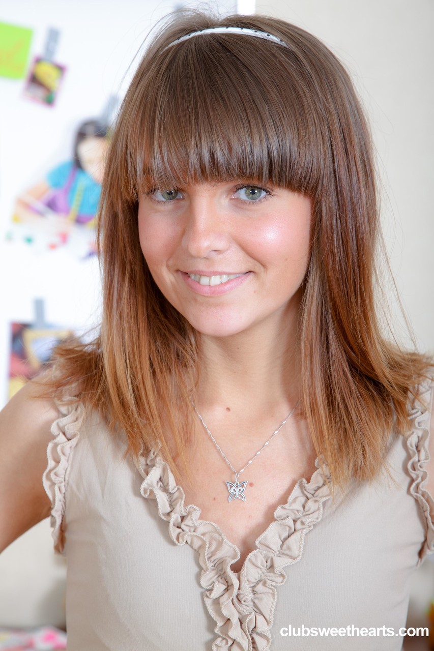 苗条的校园少女扎娜与继父进行激烈的肛交和阴道性行为