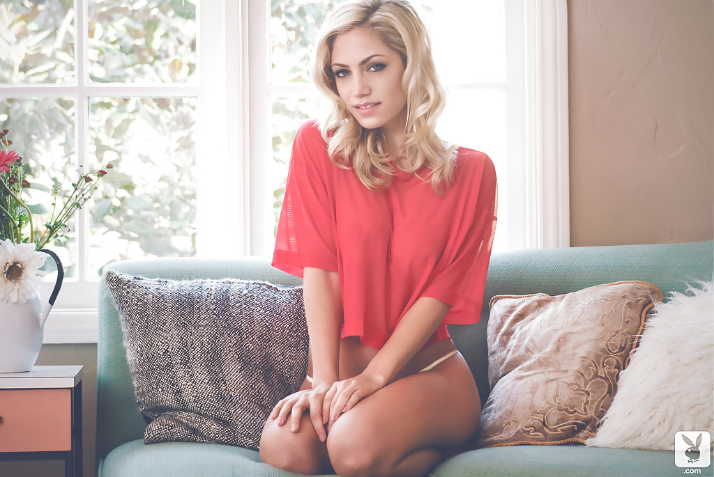 Doce Loira Babe Jade Bryce Revela Suas Curvas Tentadoras