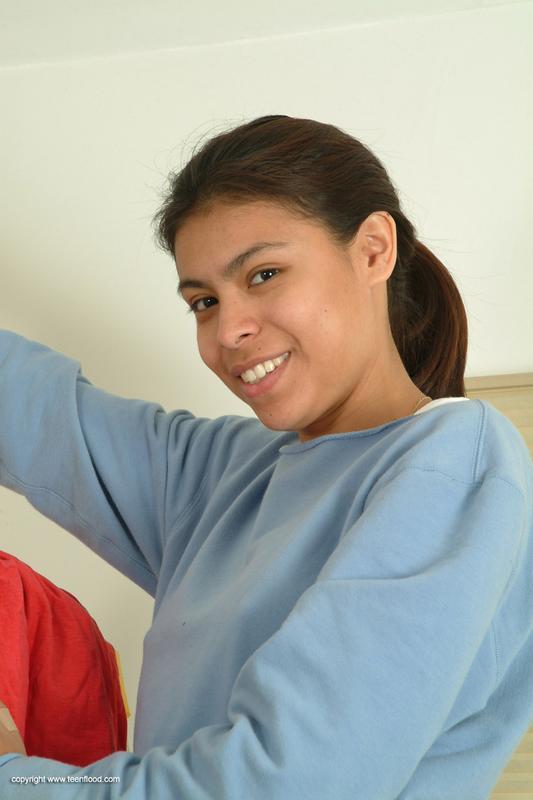 किशोर मेगन नग्न डेब्यू घरेलू चित्रकला सत्र के दौरान