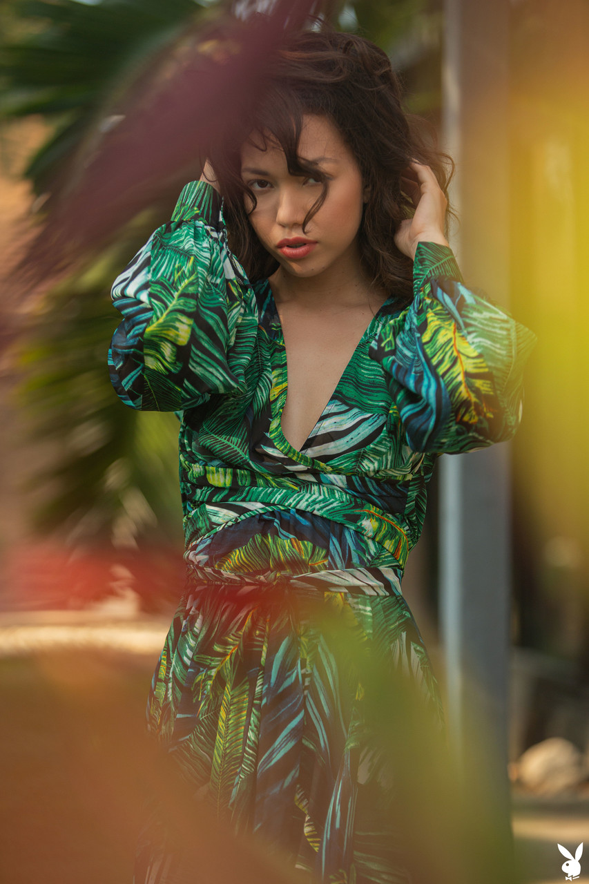 Kit Rysha 在花园里露出可爱的小胸部和完美的屁股