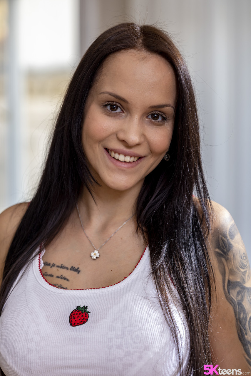 丰满美女詹妮弗·门德斯在性爱中抚摸她的大胸部并获得颜射