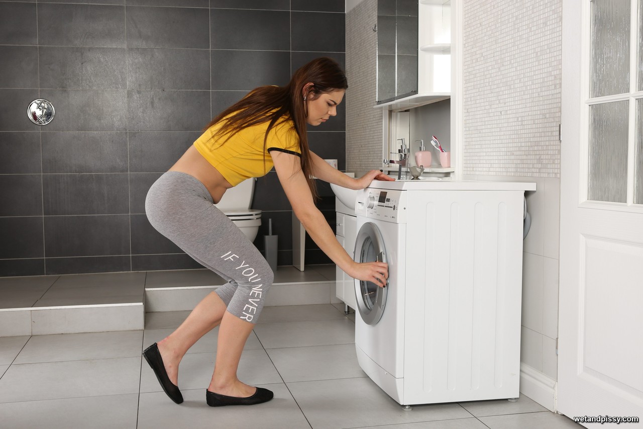 Sexy 黑发少女Jessica Bell 浴室里拉屎和手淫在地板上