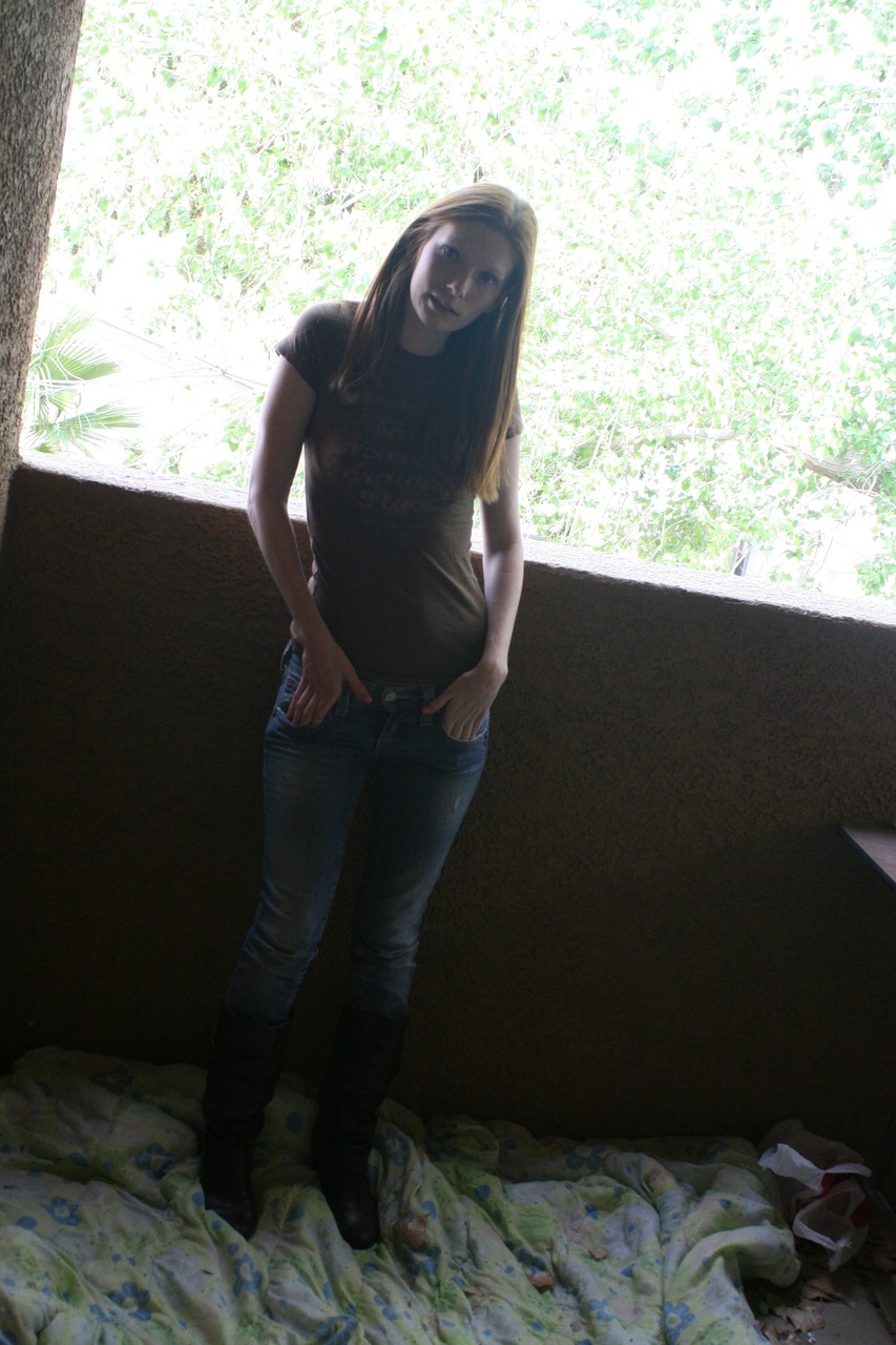 可愛い素人ティーン・エミリーがセクシーな黒のパンティーで胸とお尻を見せてくれる