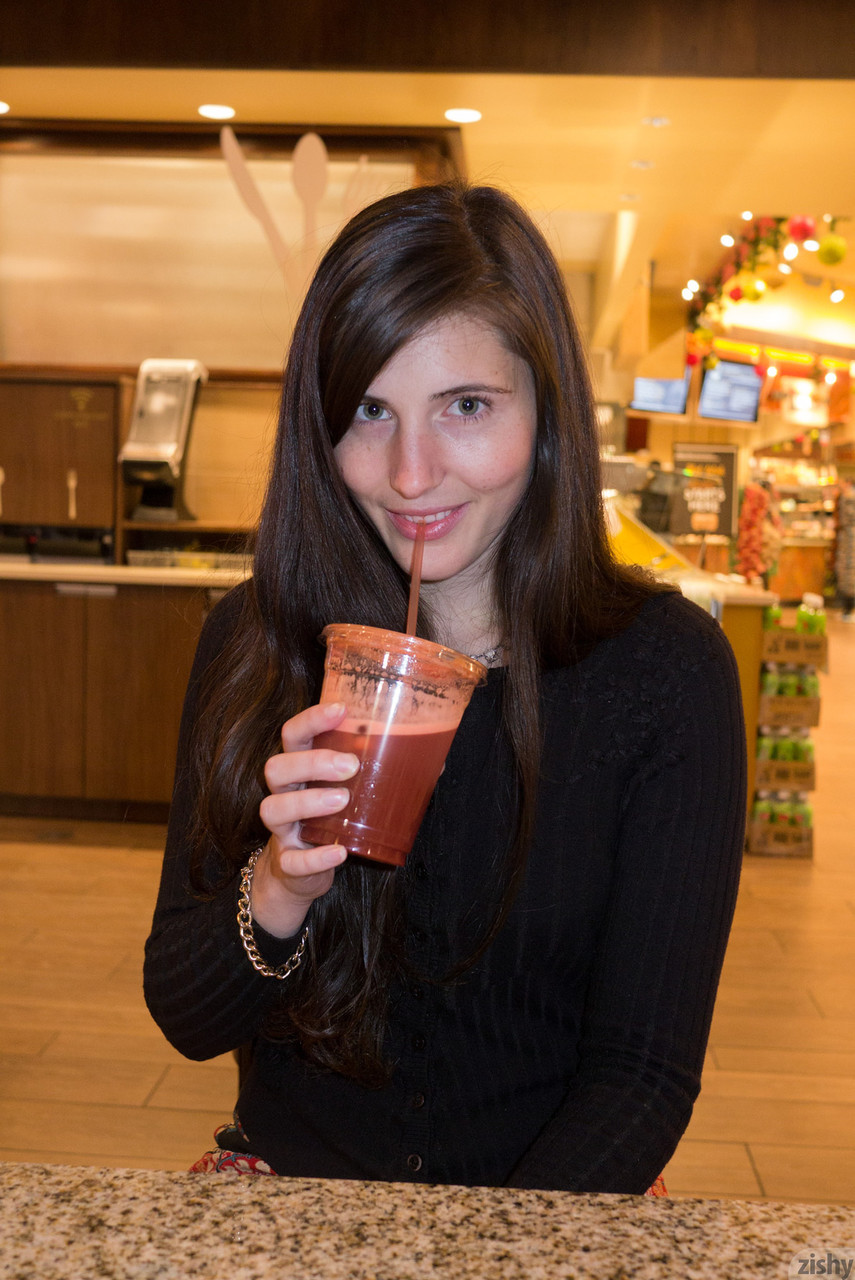 صديقة مراهقة إيرين كوين تبرز مؤخرتها في المتجر قبل أن تتوضع بدون قميص