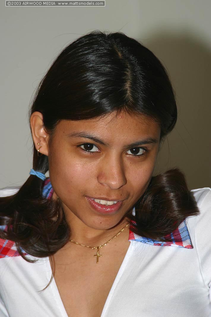 लैटिन एमेच्योर अपने ट्वैट को एंकल स्ट्रैप हील्स में नग्न होने के बाद दिखाती है